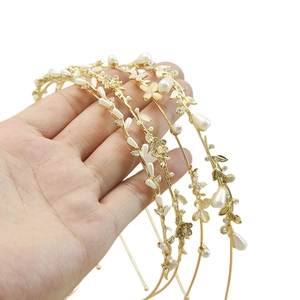 Ensemble de serre-tête dorés élégants avec perles blanches, strass et motifs de fleurs