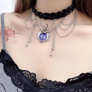 Nahaufnahme eines Gothic-Chokers aus Leder mit lila Drachenauge und Flügel-Details