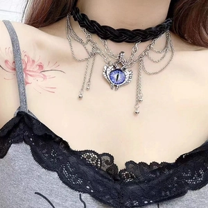 Gothic Leder-Choker mit blauem Evil Eye-Anhänger und silbernen Flügelketten im Detail