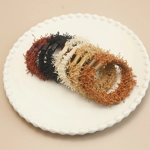 Lot de chouchous élastiques aux tons terre avec texture frangée et boucles chic