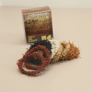 Détail des chouchous élastiques colorés dans un emballage de boîte cadeau élégant