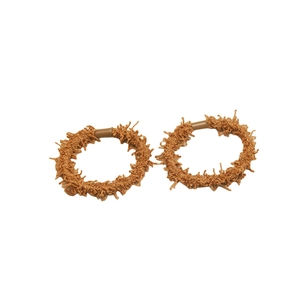 Lot de deux chouchous marrons en maille texturée avec fibres douces et design minimaliste