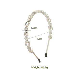 Détail du serre-tête de luxe en strass avec cristaux clairs et base argentée de 1,6 cm