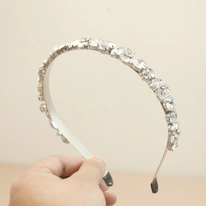 Serre-tête baroque en cristal avec base en métal argenté et strass étincelants pour fête