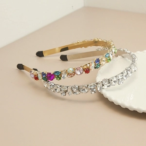 Serre-têtes baroques ornés de strass multicolores et de cristaux sur un plateau élégant