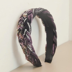 Gros plan sur un bandeau tressé large en tweed violet et argent avec des dents antidérapantes