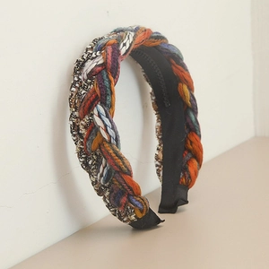Détail de gros plan du serre-tête tressé bohème avec fil coloré et textures en tweed