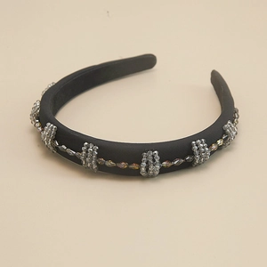 Détail d'un serre-tête noir élégant avec des perles de cristal faites à la main et brillants