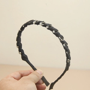 Cerchietto con strass scintillanti e rivestimento in raso nero stile elegante