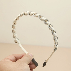 Elegante cerchietto in seta crema con cerchi di strass argentati brillanti