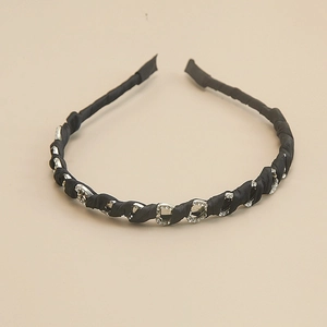 Macro di strass scintillanti su cerchietto in raso nero intrecciato per capelli