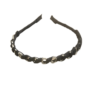Elegante cerchietto sottile in raso nero con maglie a D argentate e strass scintillanti