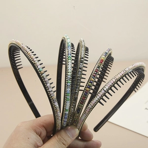 Détail de serre-têtes en cristal coloré avec dents antidérapantes et base en résine