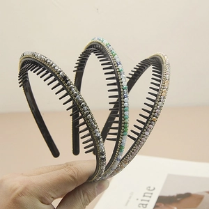 Gros plan de trois serre-têtes en perles de cristal avec dents antidérapantes