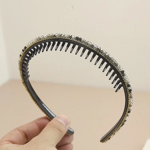Détail d'un serre-tête antidérapant avec peigne à dents et cristaux gris élégants