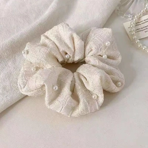 Chouchou élégant blanc crème avec perles et texture plissée pour coiffures chic