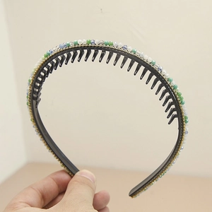 Serre-tête élégant antidérapant avec cristaux colorés et perles sur un cerceau noir
