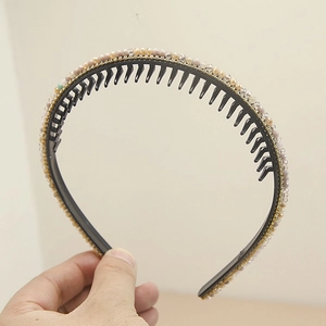 Détail d'un serre-tête antidérapant avec perles de cristal et strass sur base dentelée