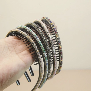 Détail de quatre serre-têtes à perles de cristal avec design de peigne antidérapant