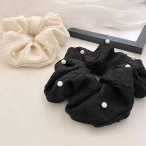 Détails de chouchous ornés de perles avec texture à bulles en noir et blanc crème