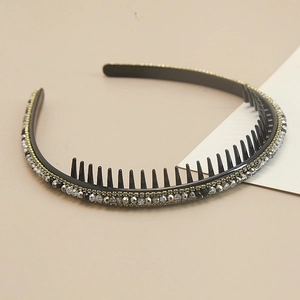 Détail du serre-tête en cristal avec bordure dorée et peigne intérieur antidérapant