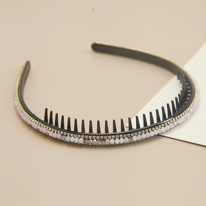 Détail d'un serre-tête noir fin avec dents antidérapantes et perles de cristal coloré