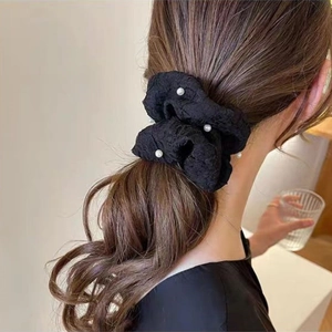 Chouchou noir élégant avec perles blanches sur tissu texturé pour femmes