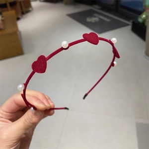 Elegant red velvet headband with alternating red hearts and pearls for a minimalist look