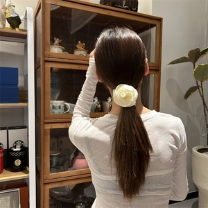 Elegante elastico per capelli con rosa in tessuto avorio per acconciature stile francese