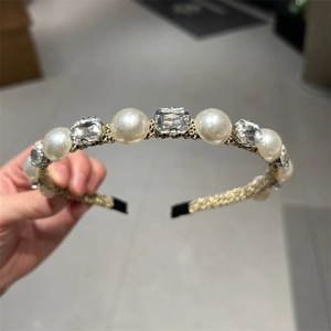 Dettaglio del cerchietto vintage dorato con perle e cristalli quadrati di alta qualità