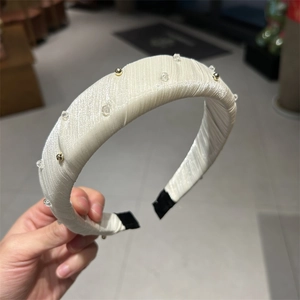 Serre-tête en tissu minimaliste orné de perles dorées et d'accents en cristal clair