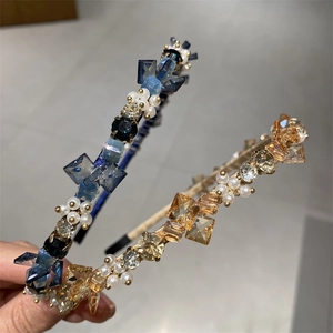 Detail von Kristall-Stirnband mit blauen und champagnerfarbenen geometrischen Strasssteinen