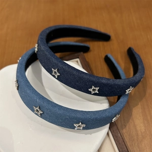 Détails des strass étoilés sur un serre-tête en denim bleu pour femmes chic