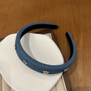Détail d'un serre-tête en denim bleu avec des étoiles en zircon et une doublure antiglisse