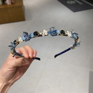 Detailansicht des blauen Haarreifens mit Strasssteinen und Kunstperlen-Verzierung