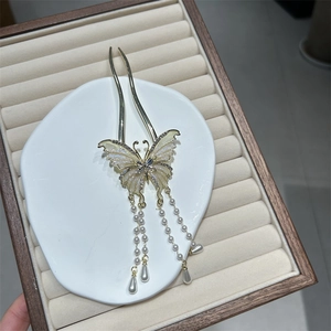 Golden butterfly hair stick with shimmering rhinestones and pearl tassels detail