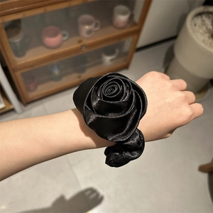 Elegante elastico per capelli con rosa in raso nero al polso, stile vintage francese