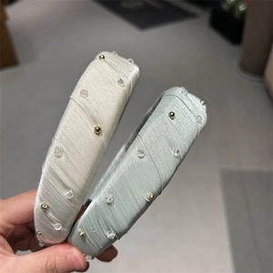 Détails de serre-têtes en tissu avec perles dorées et cristaux en beige et vert