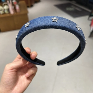 Gros plan détaillé du serre-tête en denim bleu orné de cinq étoiles en zircone brillantes