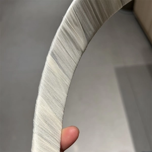 Détail de la texture plissée et des perles sur un serre-tête minimaliste crème