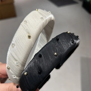 Serre-têtes élégants en tissu avec perles dorées et cristaux en noir et blanc crème