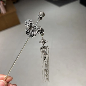 Dettaglio del fermaglio per capelli a farfalla con lunghe nappe d'argento per Hanfu