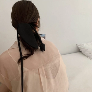 Elegante elastico per capelli nero con fiocco in seta per coda di cavallo bassa e nappe