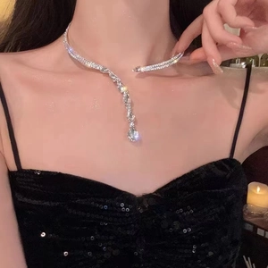 Zweilagige Zirkon-Choker-Halskette mit funkelnden Silberkristallen für Damenmode