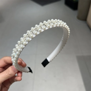 Serre-tête élégant en tissu blanc avec perles fantaisie et strass brillants style français