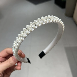 Serre-tête élégant à trois rangées de perles et strass avec monture en métal vintage