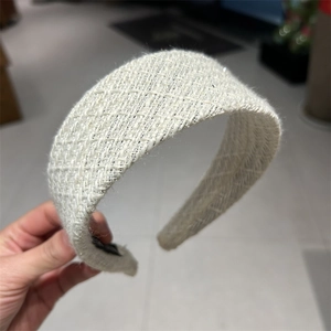 Close-up of white woven headband featuring a lattice texture and black non-slip lining