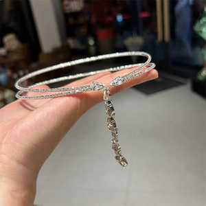Detail der silbernen doppellagigen Choker-Halskette mit Pavé-Kristallen und Zirkonia-Anhängern