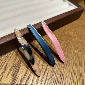 Lot de 3 barrettes élégantes en acétate aux tons écaille, bleu marine et rose doux