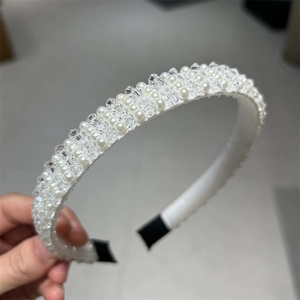 Serre-tête rétro élégant avec perles blanches et perles de cristal sur une base en tissu